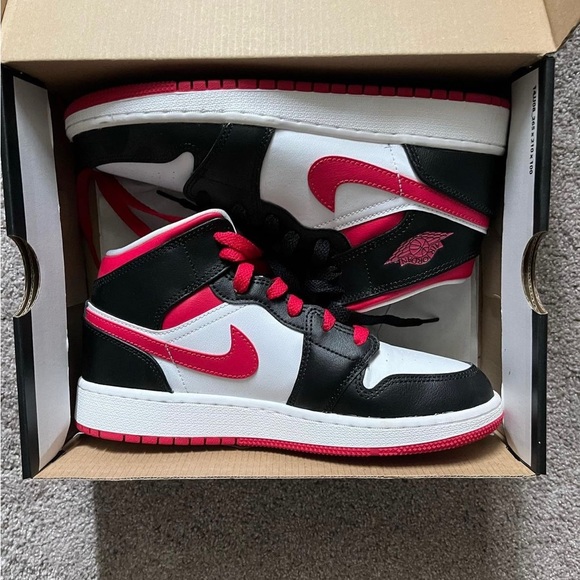 jordan 1 mids - Picture 1 of 3